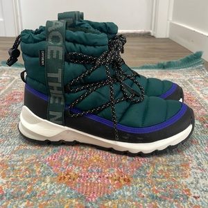 The North Face, Womens Size 7, Thermoball lace up waterproof boots